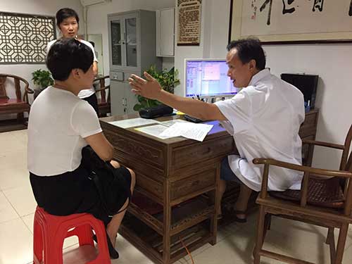 经朋友介绍来到仁普堂，并找到本院德高望重的刘仁望老中医为她把脉诊治